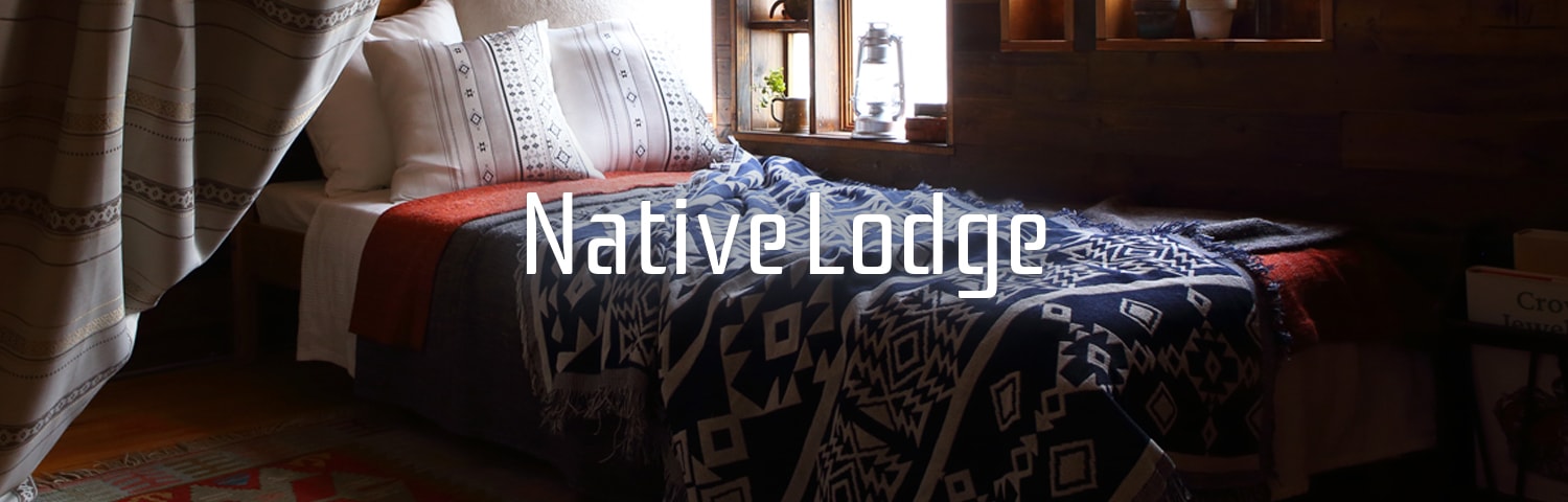 Native Lodge ネイティブロッジ。屋根裏部屋をグランピングのようなこだわりのインテリアに変える、ネイティブアメリカンのモチーフでカジュアルなテイストのおススメカーテンを寝室にも。