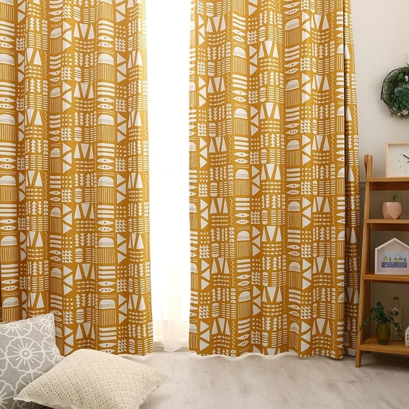 北欧遮光カーテン 手描きのラフなタッチで温かみをプラスした 幾何柄模様が特徴の北欧カーテン キカ モノトーン イエロー 1 5倍ヒダ 2つ山 縫製 代引き不可 1cm刻みのカーテン パーフェクトスペースカーテン館