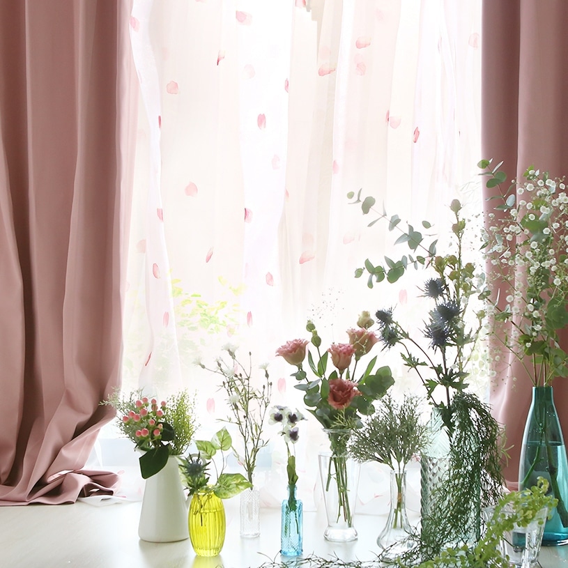 レースカーテン ひらひらと舞う花びら柄のカーテン ロンド ピンク ローズ パーフェクトスペースカーテン館