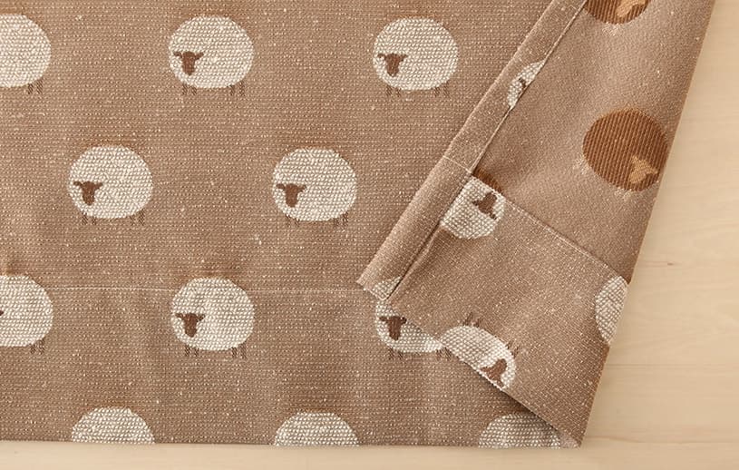 シープ ブラウン  落ち着きのあるカラーに可愛らしい羊が描かれた キッズカーテン