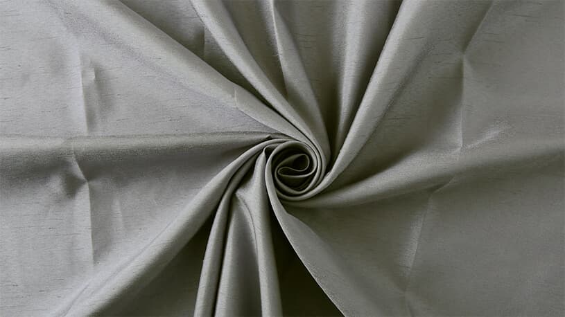 太細のあるヨコ糸を使い素材感を出した軽やかなカーテン～ソワレ～ミストグレー