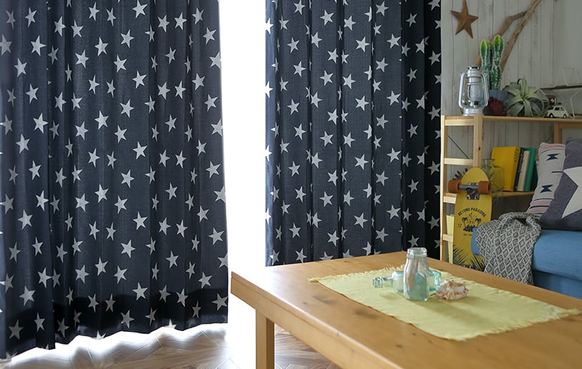 遮光裏地付き メンズ 遮光カーテン 西海岸インテリアにおすすめの星柄カーテン シリウス ネイビー 1 5倍ヒダ 2つ山 縫製 代引き不可 1cm刻みのカーテン パーフェクトスペースカーテン館