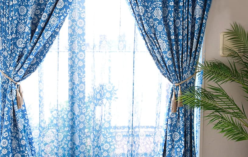 完全遮光カーテン 華やかな白い花模様と爽やかなブルーの生地が絶妙にマッチした、鮮やかなブルーカーテン ＜サラサ ブルー＞ | 1cm刻みのカーテン |  パーフェクトスペースカーテン館