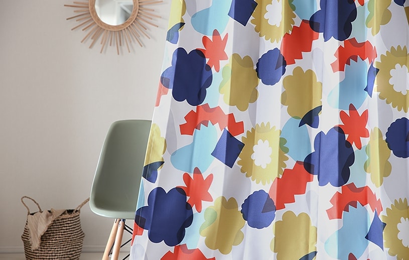 最短 翌日出荷 花柄 カーテンセット いろんなモチーフが重なり合うグラフィカルなお花柄の一級遮光カーテンと ハイスペックなレースカーテンのセット トーンと白いレースカーテンのコーディネートセット 1 5倍ヒダ 2つ山 縫製 1cm刻みのカーテン