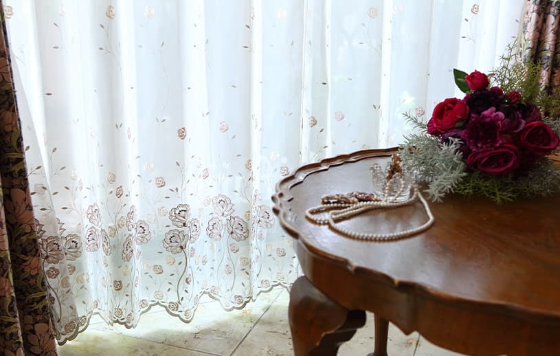 刺繍レースカーテン ピンクゴールドの花々が咲き誇る浪漫溢れるエン