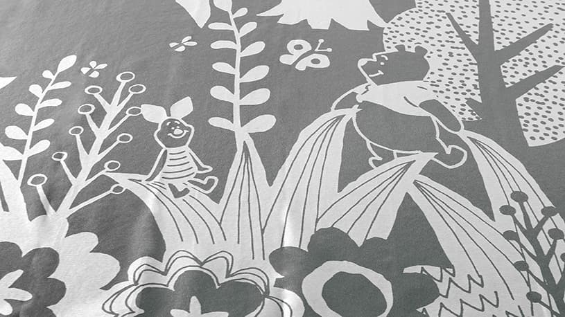ディズニーホームシリーズ 代引き不可 切り絵のようなタッチで描かれた森の中で遊ぶプーさんたちがかわいいボイルレースカーテンオーダーレースカーテン インザウッド ホワイトヒダなし フラット パーフェクトスペースカーテン館