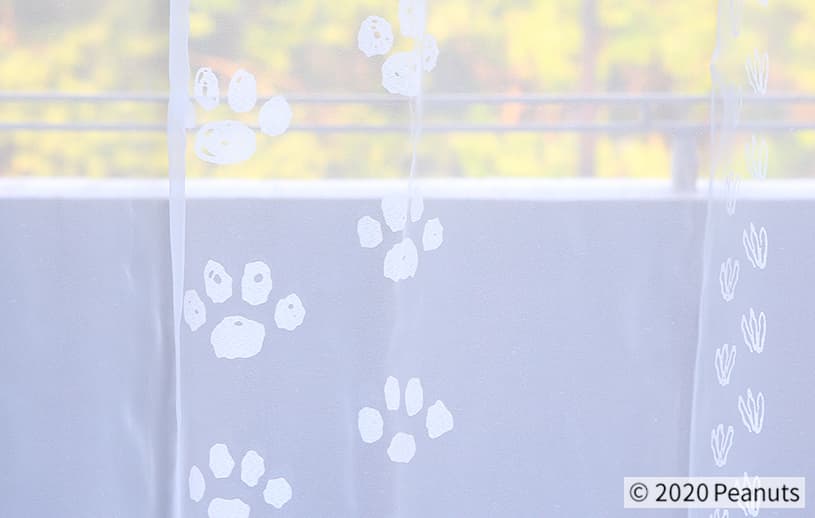 レースカーテン スミノエ ピーナッツ レースカーテン スヌーピーとウッドストックの足跡が描かれたレースカーテン フットプリントボイル ホワイト 1 5倍ヒダ 2つ山 縫製 代引き不可 パーフェクトスペースカーテン館