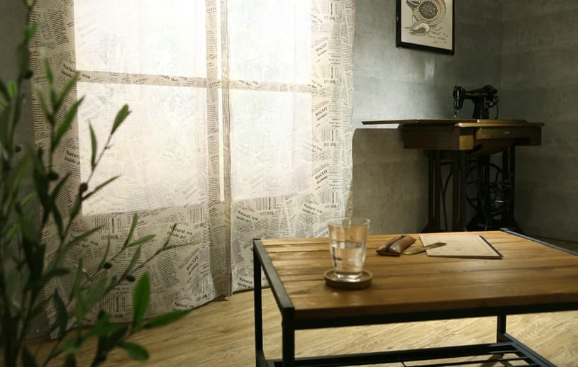 カーテン 英字新聞調の文字が特徴的なオシャレなカフェ風 ボイルレースレースカーテン リブロ ベージュ 代引き不可 1cm刻みのカーテン パーフェクトスペースカーテン館