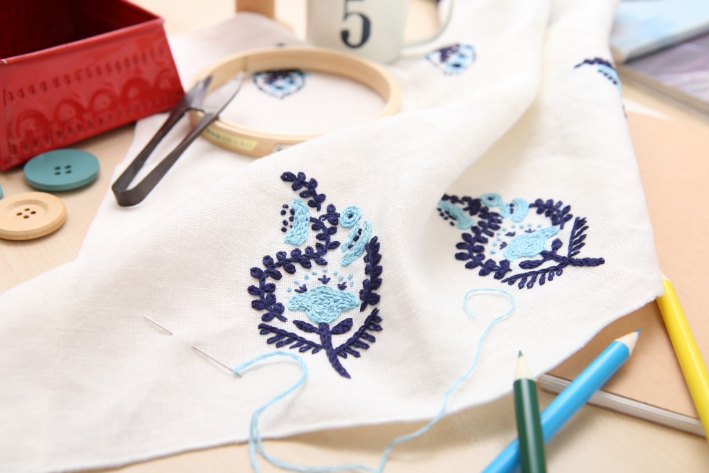 植物の刺繍が施された布