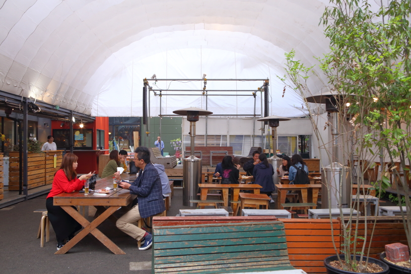 表参道 毎日がフェス 都会のビル街の一角に広がる屋台村で乾杯を Commune 2nd One Life パーフェクトスペースカーテン館