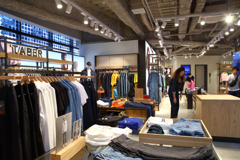 原宿 アジア最大級となる旗艦店 自分だけのジーンズを 作れる リーバイス 原宿 フラッグシップストア One Life パーフェクトスペースカーテン館