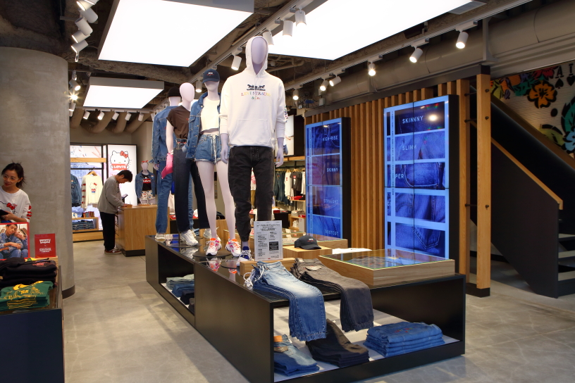 原宿 アジア最大級となる旗艦店 自分だけのジーンズを 作れる リーバイス 原宿 フラッグシップストア One Life パーフェクトスペースカーテン館