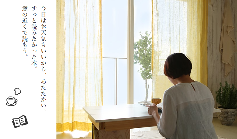 窓際で本を読む