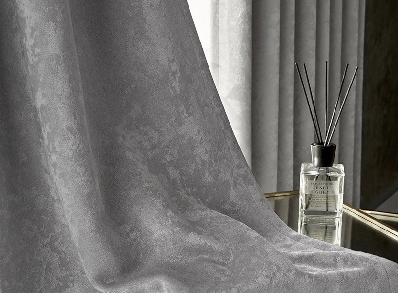 グレーカーテンの効果とおしゃれな取り入れ方｜相性の良いインテリア実例