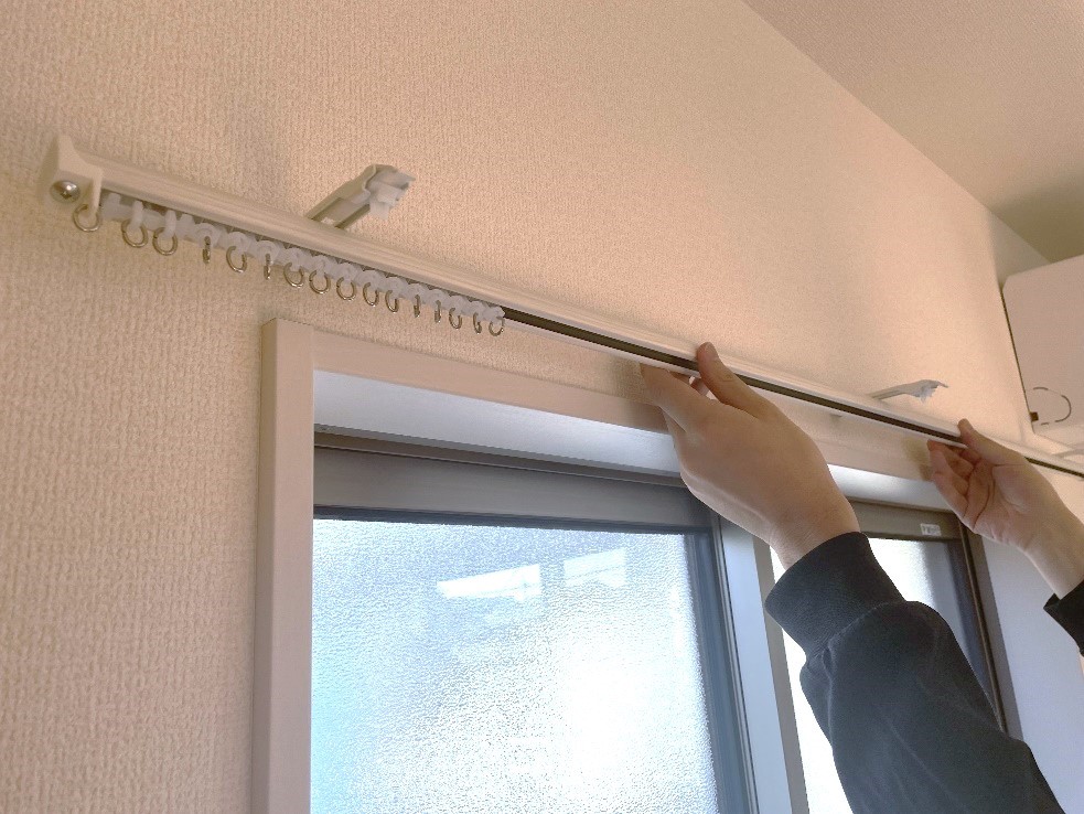 カーテンレールの取り付けは自分で出来る！【動画】DIYチャレンジ！ - One Life - パーフェクトスペースカーテン館