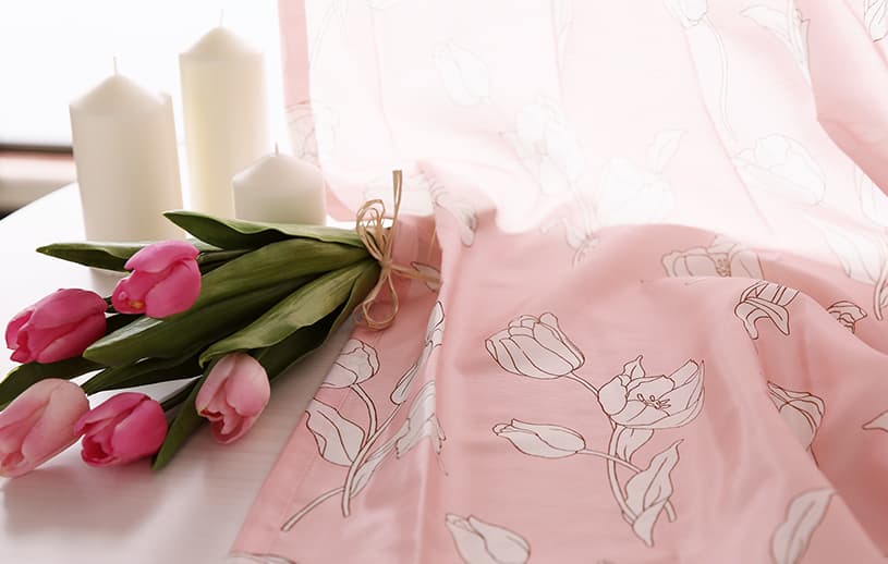 ピンクのカーテンにする時の注意点。かわいいフェミニンテイストにするためのコツを伝授。