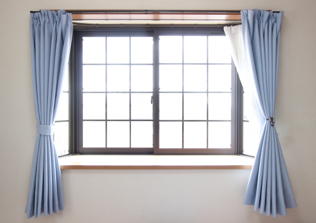 出窓のカーテンを「おしゃれ」に見せる選び方。用途・スタイル・遮光性別にアイテムもご紹介！