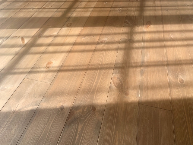 「遮光＆UVカットカーテン」でフローリングの日焼けを防止！日々の紫外線から美しい床を保つ方法