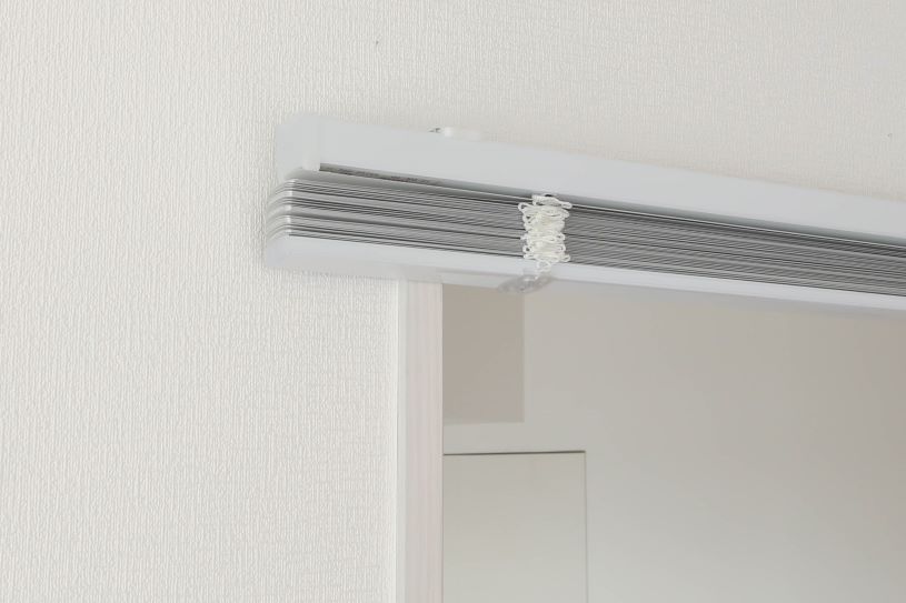 ブラインドのスラット(羽)が折りたたまれている画像
