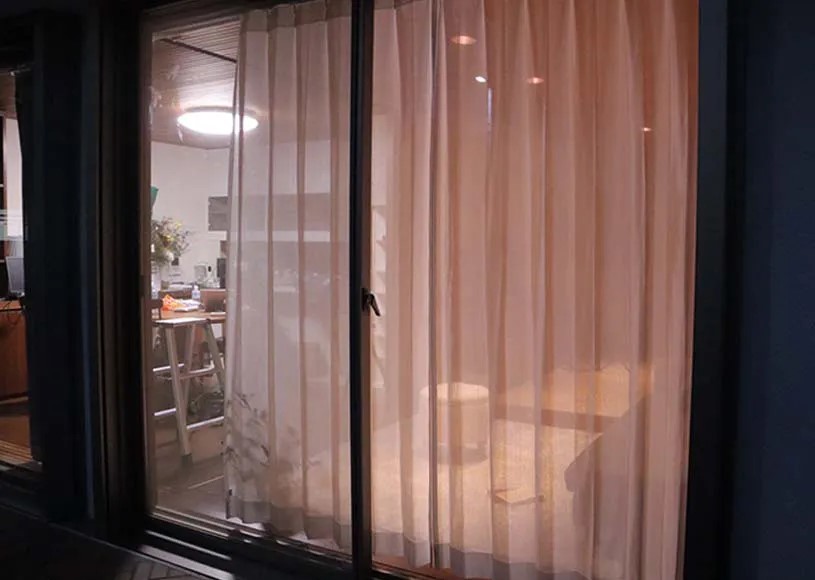 夜に外から見たミラーレースの透け具合