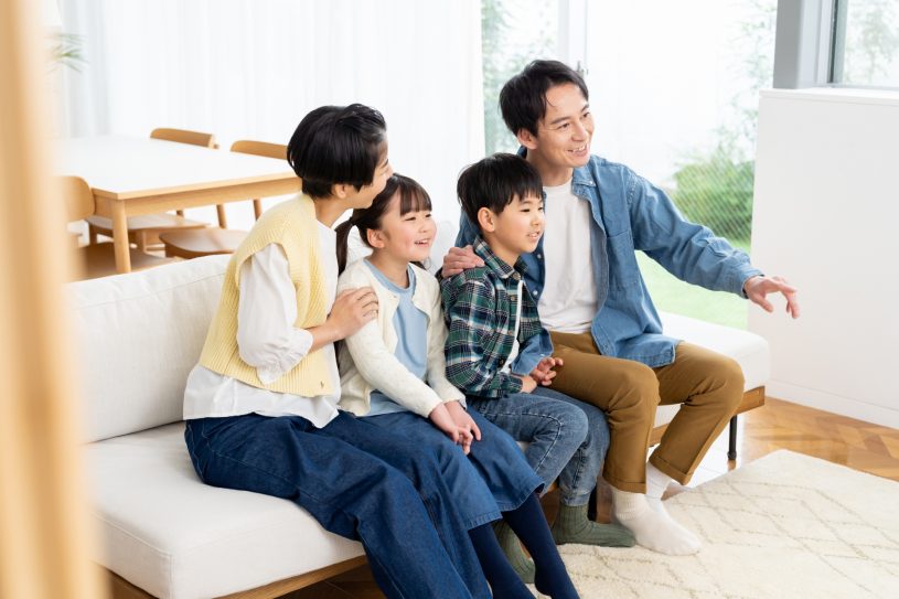 リビングでくつろぐ家族