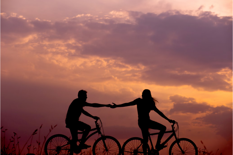 夕焼けにうつる自転車に乗った二人