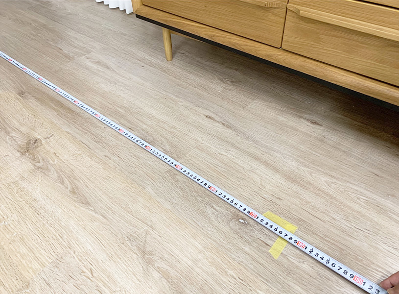 マスキングテープでつけた目印を使用してメジャーで採寸をする