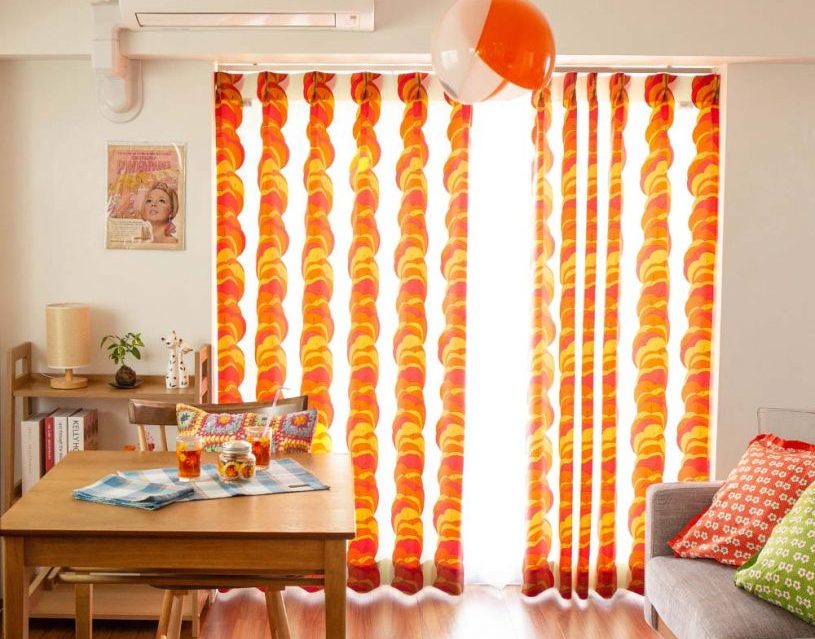 レトロポップなアップル柄のカーテン