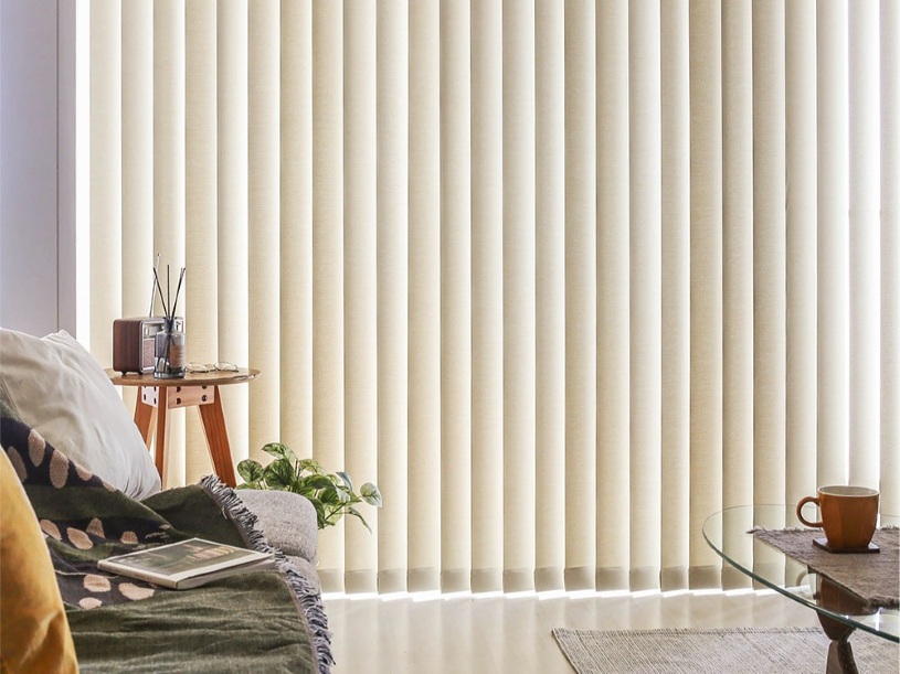 遮光バーチカルブラインドを使ったおしゃれな部屋