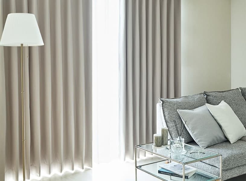 グレーカーテン×インテリア｜色味別におすすめのテイストを専門店が解説