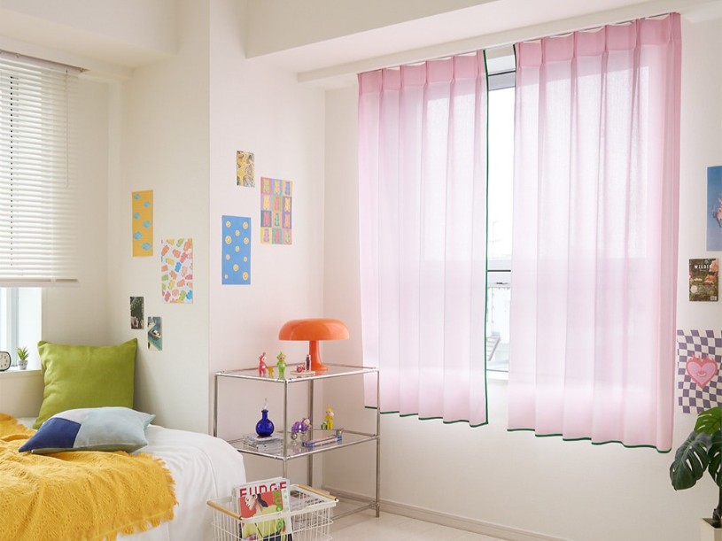 韓国風ポップインテリアに似合うカラフルなレースカーテン