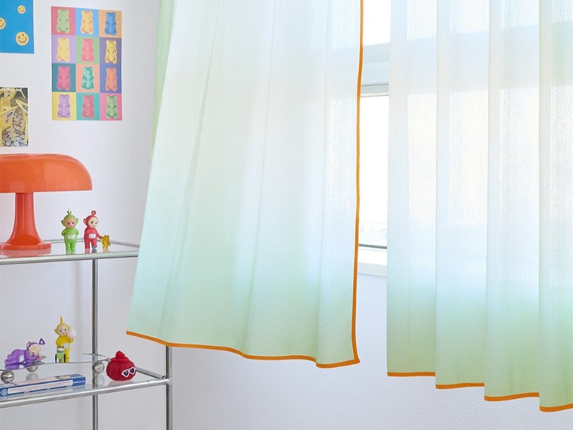 ポップな韓国インテリアに映えるバイカラーレースカーテン「ポッピンカラーズ」